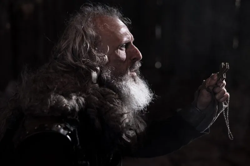 Kadr z filmu przedstawiający mężczyznę z krzyżem