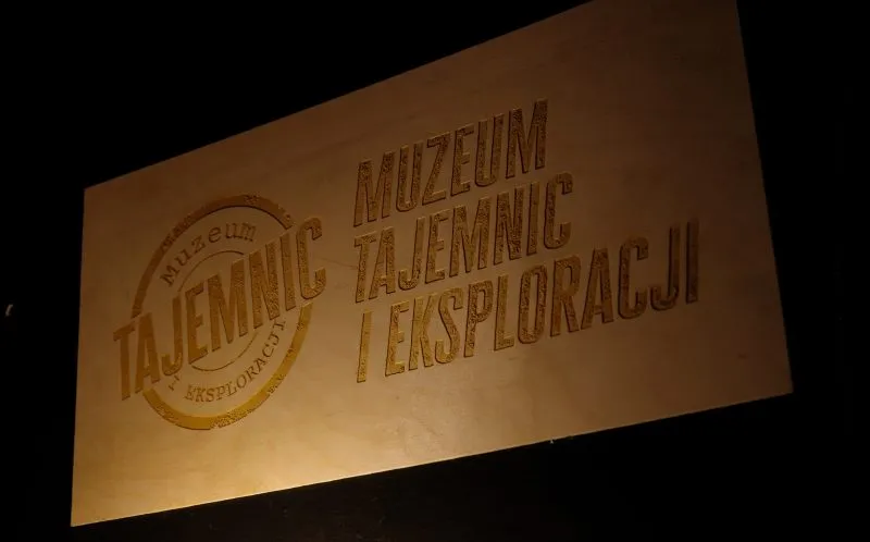 napis "Muzeum Tajemnic i Eksploracji"