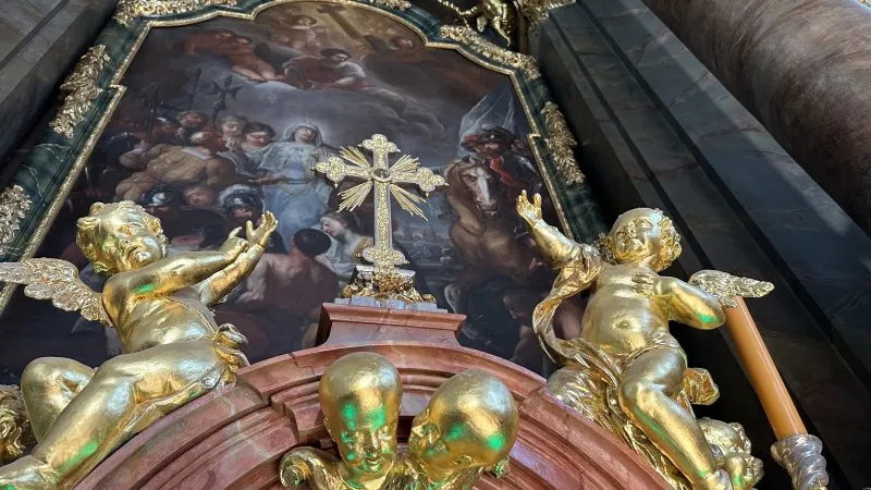 Detale dekoracji we wnętrzach Bazyli Mniejszej w Legnickim Polu