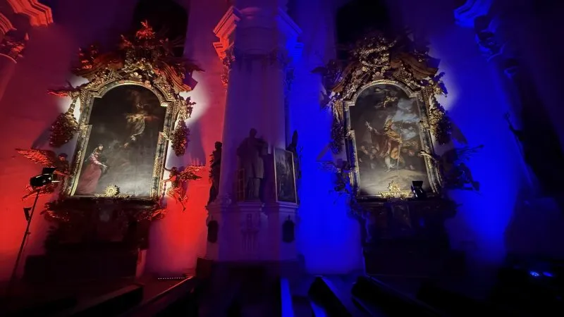 Nocne zdjęcie detali w Bazylice Mniejszej w Legnickim Polu