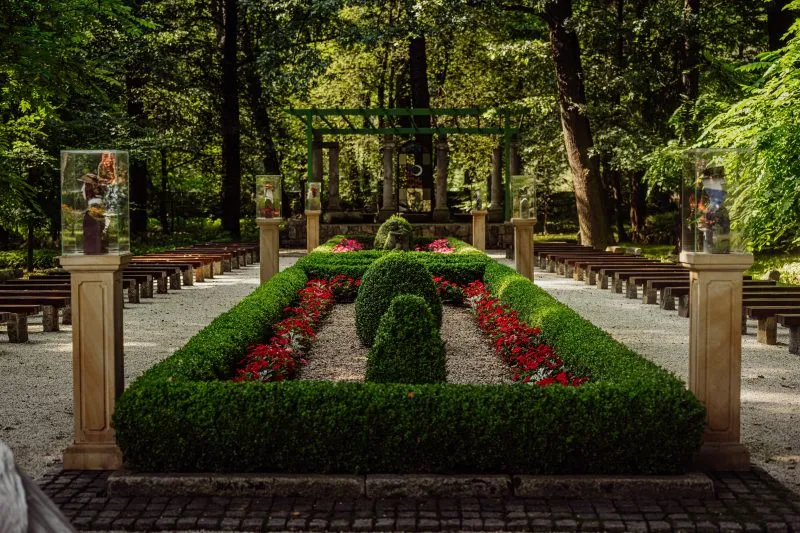 Zdjęcie przedstawia fragment ogrodu przy Pałacu Ciechanowice.