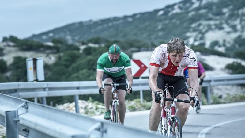 Kadr z filmu Najlepszy przedstawiający rowerzystów podczas wyścigu kolarskiego w górach