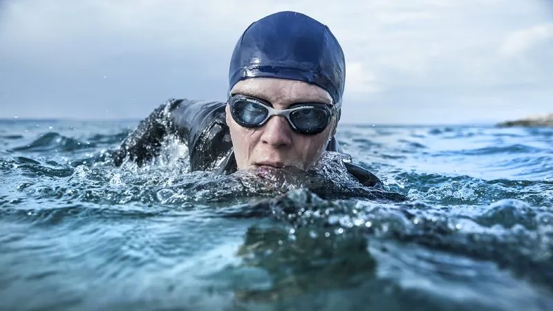 Kadr z filmu przedstawiający sportowca-pływaka spoglądającego w obiektyw