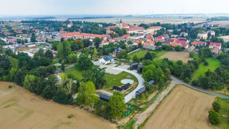 Widok z lotu ptaka na camping w Legnickim Polu