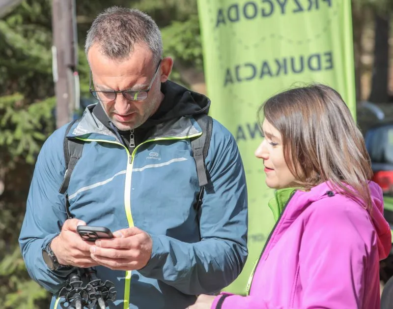 Zdjęcie przedstawia uczestnika gry terenowej Questy - Wyprawy Odkrywców