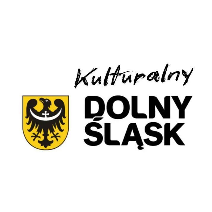 Logo „Kulturalny Dolny Śląsk” łączy żółto-czarny herb regionu z czarnym napisem na białym tle, tworząc prosty znak promujący kulturę regionu.