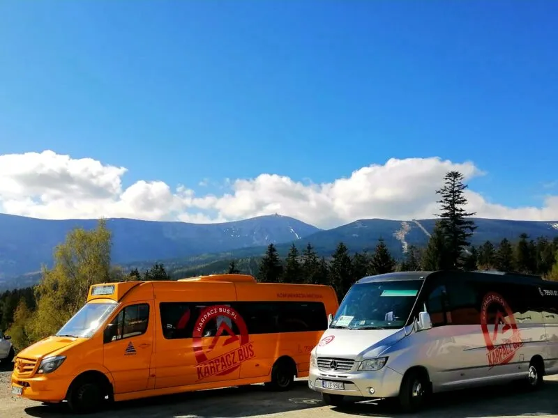 Dw abusy firmy Vip Travel na tle Karkonoszy