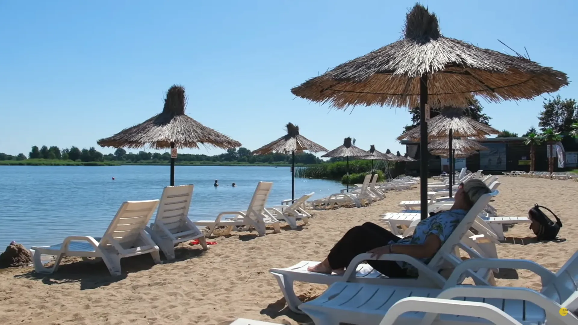 Foto della spiaggia con sdraio e ombrelloni a Kunice