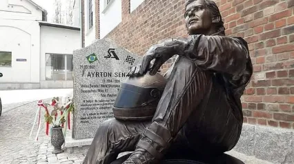 zdjęcie przedstawia pomnik kierowcy Ayrtona Senny