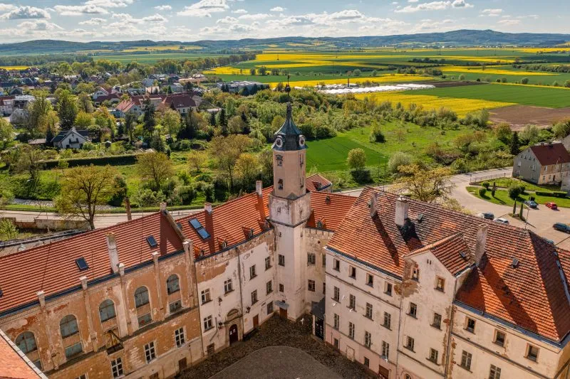 Na zdjęciu Zamek Piastowski w Jaworze wygląda jak solidna, jasnokamienna twierdza z wysoką, prostokątną wieżą i równymi murami dominującymi nad otoczeniem.