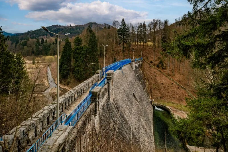 Widok na zaporę wodną.
