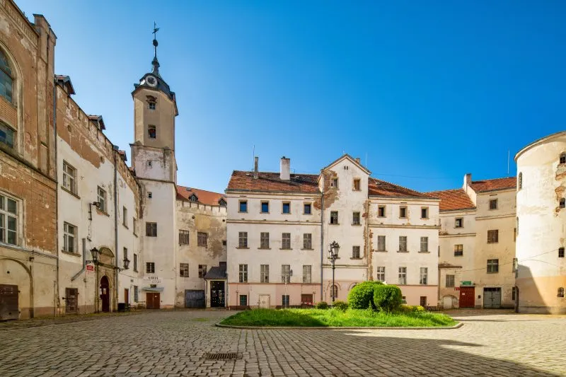 Na zdjęciu Zamek Piastowski w Jaworze wygląda jak solidna, jasnokamienna twierdza z wysoką, prostokątną wieżą i równymi murami dominującymi nad otoczeniem.