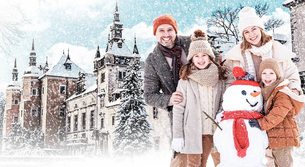 Eine Familie in Winterkleidung posiert mit einem Schneemann vor einer Illustration des Schlosses Kliczków und bewirbt die Attraktionen der Winterferien in der historischen Residenz.