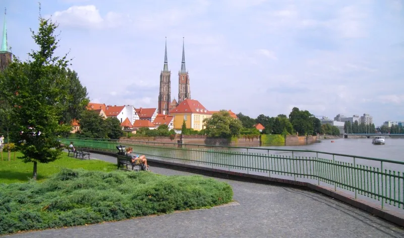 Nadodrzańska promenada we Wrocławiu prowadzi ku Ostrówowi Tumskiemu, gdzie ponad rzeką, zielenią i czerwonymi dachami wznoszą się dwie wieże katedry.