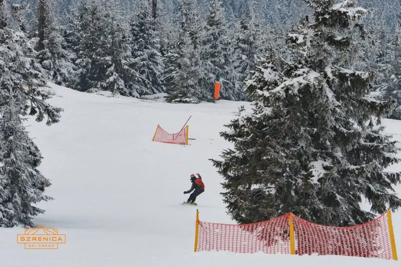 Stok narciarski z snowboardzistą podczas jazdy