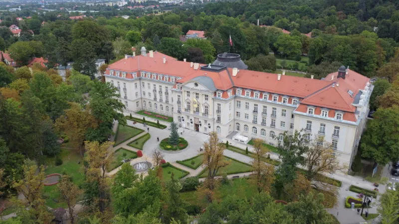 Dom Zdrojowy w Szczawnie-Zdroju po remoncie elewacji 2026 widziany z drona