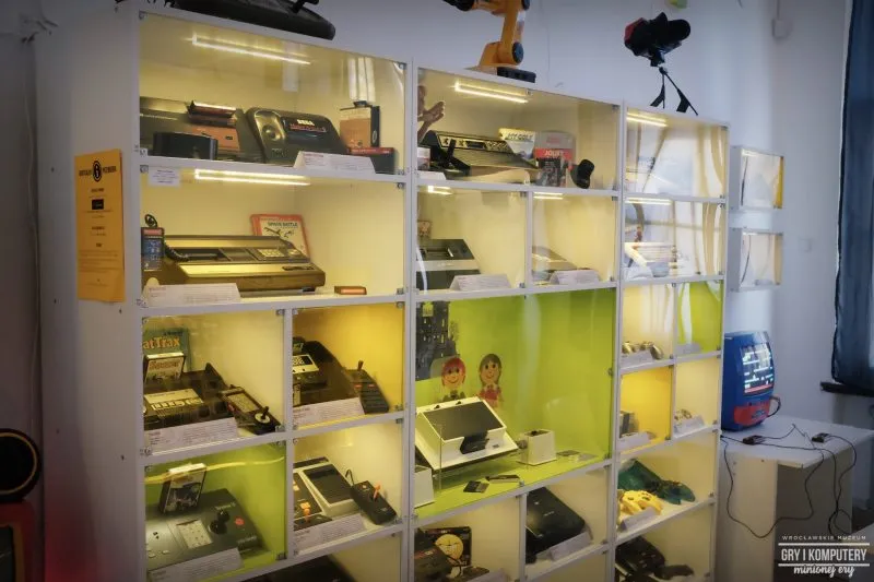 Gablota ze starymi komputerami i konsolami w Muzeum Gry i Komputery Minionej Ery we Wrocławiu