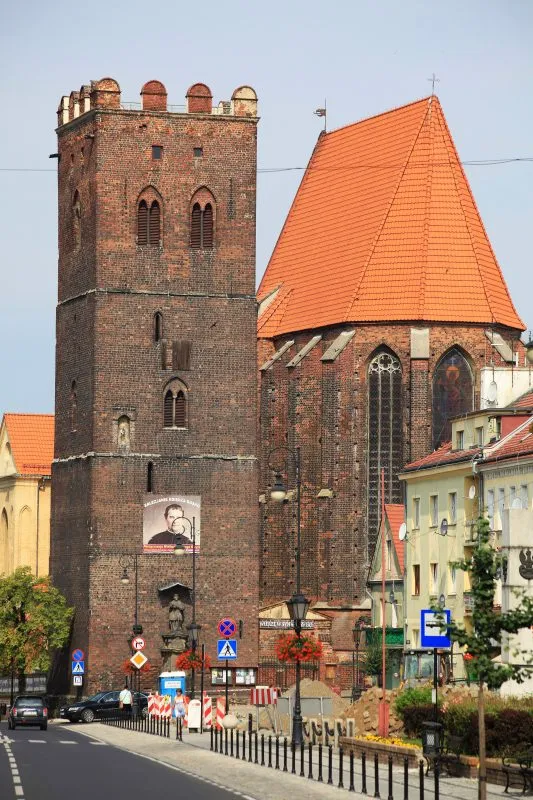 Zdjęcie z oddali na kościół św. Andrzeja w Środzie Śląskiej