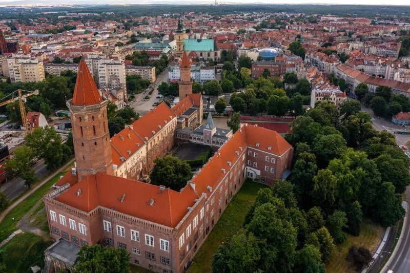 Widok z drona na budynek Zmaku Piastowskiego w Legnicy