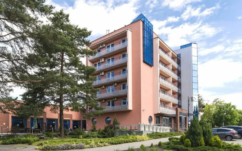 Widok z zewnątrz na budynek hotelu Kudowa