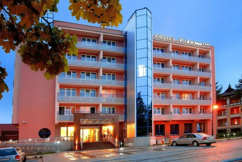 Widok z zewnątrz na budynek Hotelu Kudowa