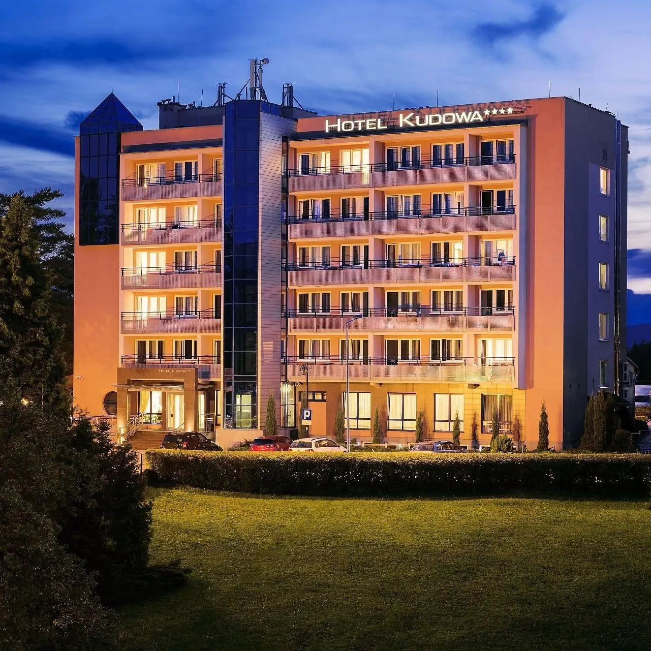 Oświetlony budynek Hotelu Kudowa