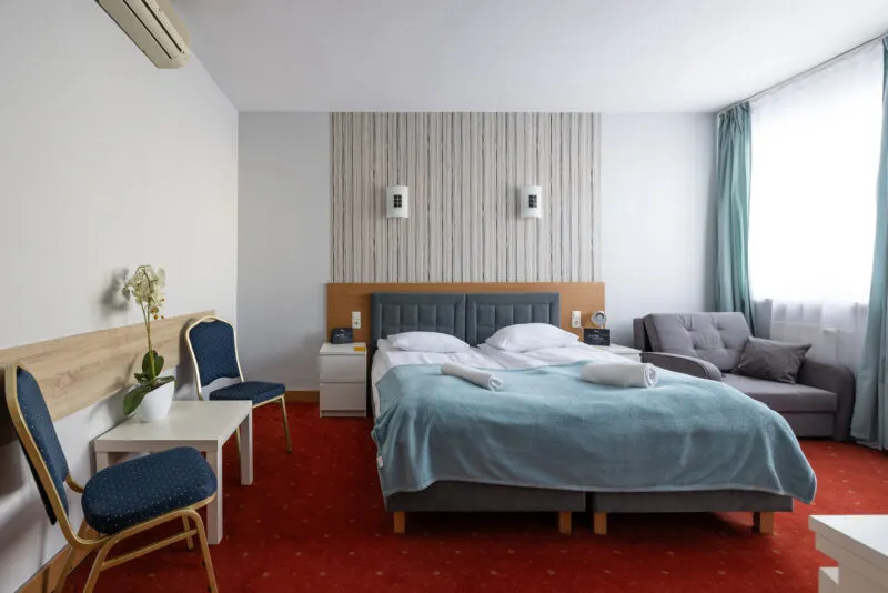 Wnętrze pokoju hotelowego w Hotelu Orbita we Wrocławiu
