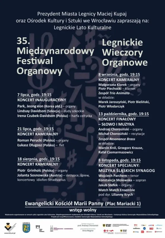 Granatowy plakat Legnickich Wieczorów Organowych z programem koncertów i nazwiskami wykonawców.