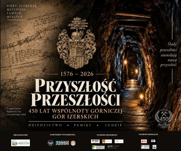 Plakat ma mroczny, historyczny i tajemniczy charakter, utrzymany w głębokich odcieniach brązu, czerni i ciepłego, sepiowego złota. Kompozycja dzieli się na dwie płynnie przenikające się przestrzenie. Lewa strona przypomina stary, pożółkły pergamin lub dawną mapę, na której ledwie zauważalne są wyblakłe, odręczne zapiski i szkice topograficzne. Na tym tle umieszczono duży, niezwykle szczegółowy i bogato zdobiony złocisty herb, a poniżej niego wyeksponowano główny, jasny tytuł wydarzenia oraz daty zapisane eleganckim fontem. Prawa połowa grafiki płynnie przechodzi w realistyczną fotografię ukazującą wnętrze starej, podziemnej sztolni kopalnianej. Surowe, mokre i nierówne ściany skalnego tunelu otaczają drewniany pomost, który znika w głębi mroku. Korytarz jest nastrojowo oświetlony szeregiem lamp dających ciepłe, punktowe, żółto-pomarańczowe światło, co buduje silne poczucie głębi i perspektywy. W prawym dolnym rogu skalnej ściany wkomponowano subtelny okrągły znak ze skrzyżowanymi pyrlikiem i żelazkiem, czyli tradycyjnymi młotami górniczymi. Dół plakatu stanowi jednolity, czarny poziomy pas, na którym w kilku sekcjach uporządkowano drobne logotypy i herby partnerów, patronów oraz organizatorów.