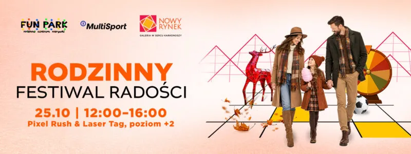Na jasnobrzoskwiniowym, pastelowym tle poziomego baneru reklamowego wyróżnia się z lewej strony duży napis „RODZINNY FESTIWAL RADOŚCI”. Poniżej podano datę „25.10”, godziny „12:00-16:00” oraz lokalizację „Pixel Rush & Laser Tag, poziom +2”. W lewym górnym rogu umieszczono logotypy: kolorowe „FUN PARK”, czarno-niebieski „MultiSport” i czerwono-żółty „NOWY RYNEK”. Po prawej stronie widać uśmiechniętą, elegancko ubraną w jesienne kolory (brązy i beże) rodzinę: mamę, tatę oraz idącą w środku dziewczynkę, która trzyma różową watę cukrową. Zza rodziny wyłania się grafika przedstawiająca czerwoną rzeźbę jelenia, wirujące jesienne liście, czarno-żółtą szachownicę, piłkę nożną oraz koło fortuny. Tło za postaciami dopełnia zarys czerwonych, geometrycznych gór.
