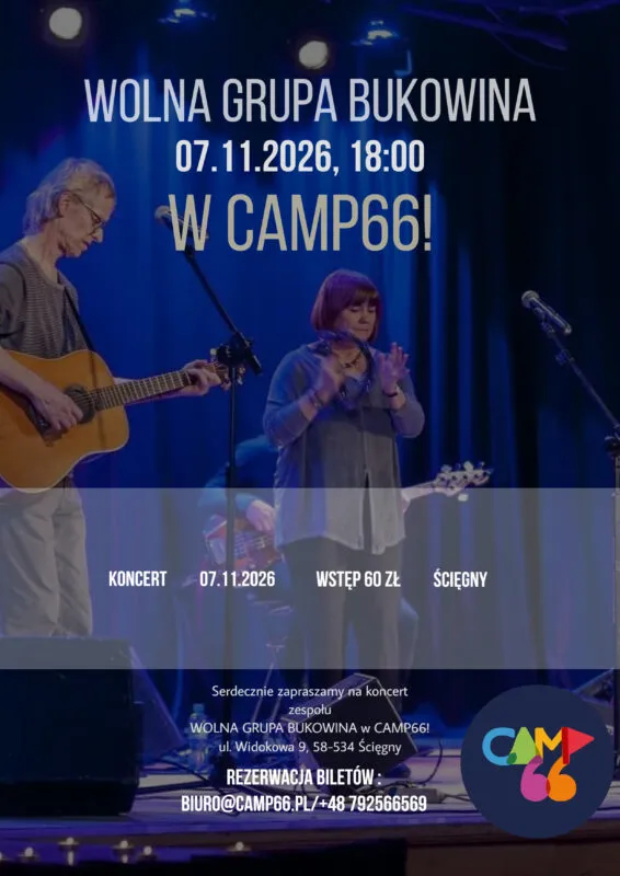 Plakat promujący wydarzenie muzyczne, którego tłem jest nastrojowa fotografia ze sceny skąpanej w głębokim, niebieskim świetle scenicznych reflektorów. Na pierwszym planie widać muzyków w trakcie występu: po lewej stronie siwowłosy, szczupły mężczyzna w okularach jest skupiony na grze na drewnianej gitarze akustycznej, a obok niego, w centrum kadru, stoi kobieta z kasztanowymi włosami do ramion, która z zaangażowaniem gra na tamburynie. W lekko rozmytym tle za nią można dostrzec sylwetkę kolejnego członka zespołu grającego na gitarze basowej oraz rozstawione statywy z mikrofonami. W górnej części plakatu, bezpośrednio na tle granatowej sceny, umieszczono duże, jasne napisy z nazwą zespołu "WOLNA GRUPA BUKOWINA", datą, godziną oraz wykrzyknikiem podkreślającym miejsce wydarzenia. Przez środkową część fotografii przebiega poziomy, półprzezroczysty ciemny pas, na którym wypisano równo ułożone, zwięzłe informacje o dacie, cenie biletu i miejscowości. Na samym dole plakatu, na tle podłogi scenicznej z plątaniną kabli, monitorami odsłuchowymi i małymi światełkami przypominającymi świeczki na krawędzi sceny, zamieszczono drobnym drukiem zaproszenie, dokładny adres oraz dane kontaktowe do rezerwacji biletów. Kompozycję zamyka w prawym dolnym rogu okrągłe, ciemne logo z nałożonymi na siebie, wielobarwnymi literami układającymi się w napis "CAMP 66".