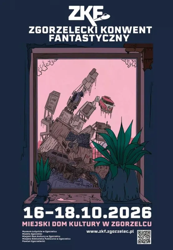 Na granatowym tle plakatu umieszczono ilustrację przedstawiającą widok z okna na postapokaliptyczny krajobraz w odcieniach fioletu i różu. Zza zniszczonego okna widać zrujnowane miasto lub wysypisko śmieci, w które wkomponowane są m.in. zardzewiałe samochody, kontenery i gruz. Na parapecie, na pierwszym planie, stoi duża roślina w doniczce w kształcie czajnika oraz mniejsza roślina w kubku. Na górze plakatu znajduje się białe logo ZKF z latającym spodkiem oraz napis "ZGORZELECKI KONWENT FANTASTYCZNY". Pod ilustracją umieszczono dużą, białą datę "16-18.10.2026", a poniżej różowy napis z lokalizacją "MIEJSKI DOM KULTURY W ZGORZELCU". Na samym dole po lewej stronie drobnym drukiem wymieniono organizatorów, a po prawej stronie podano adres strony internetowej "www.zkf.zgorzelec.pl" wraz z kodem QR.