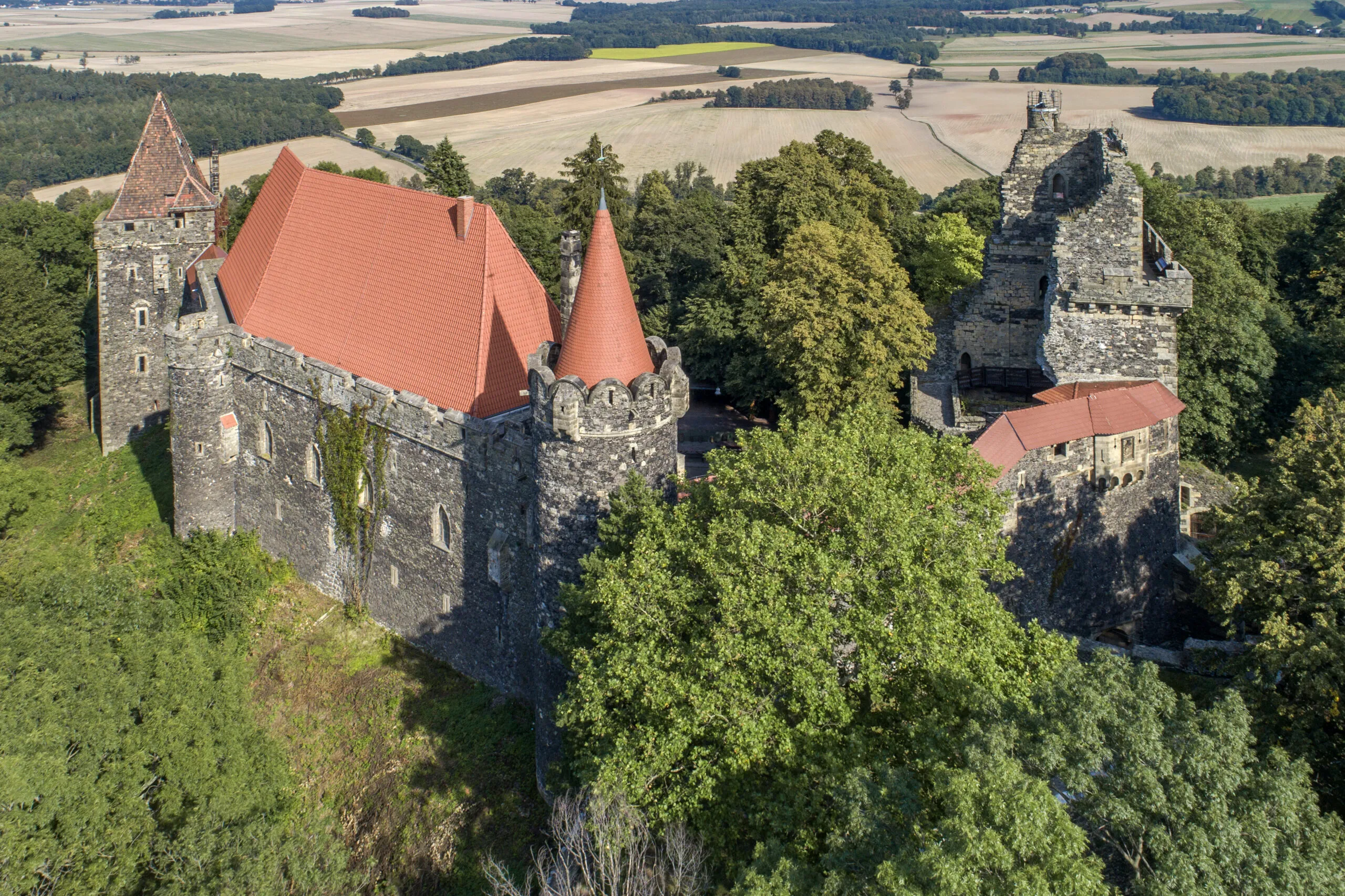 Letecký pohled na středověký hrad na vrcholu hory