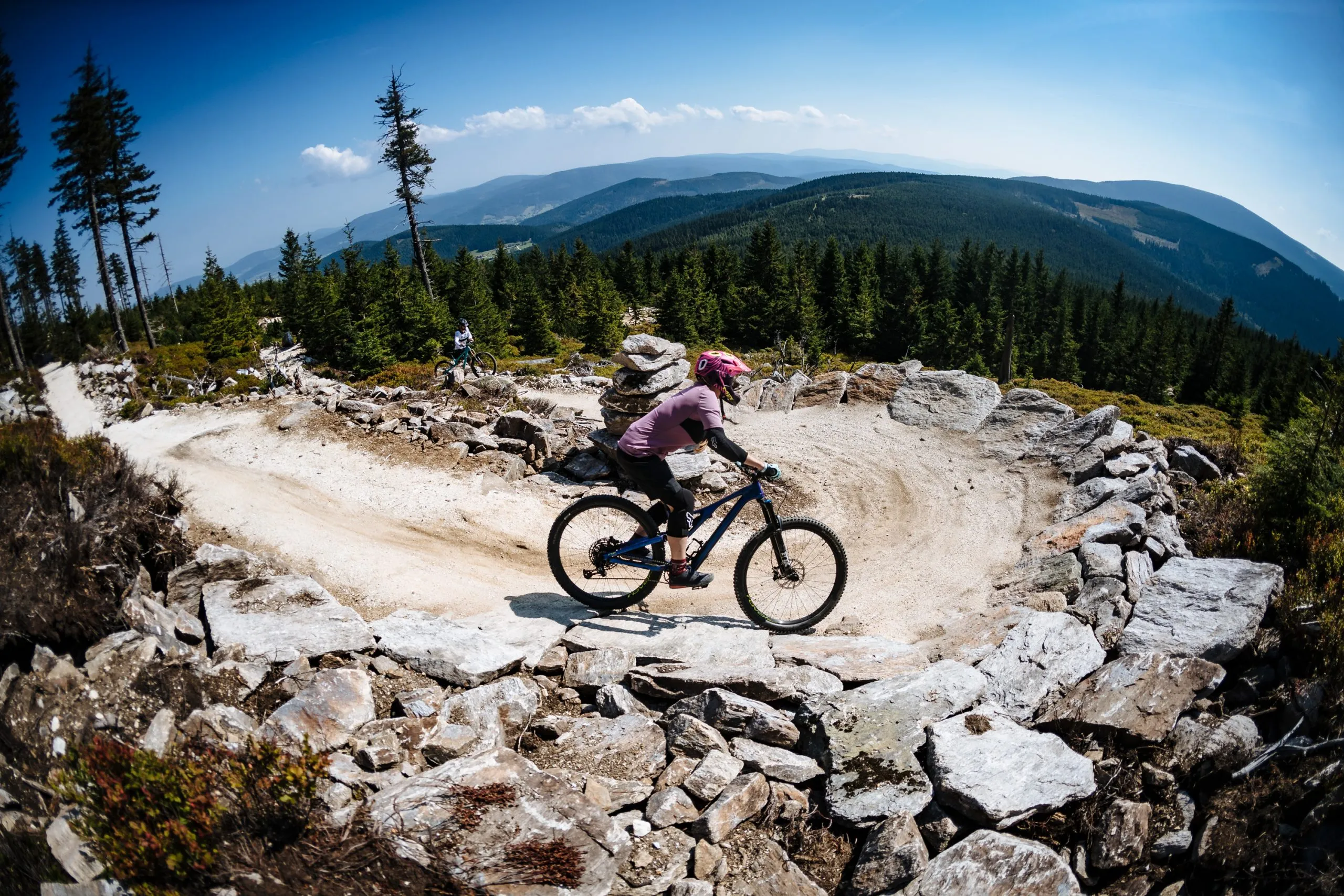 Un ciclista che percorre un sentiero per mountain bike