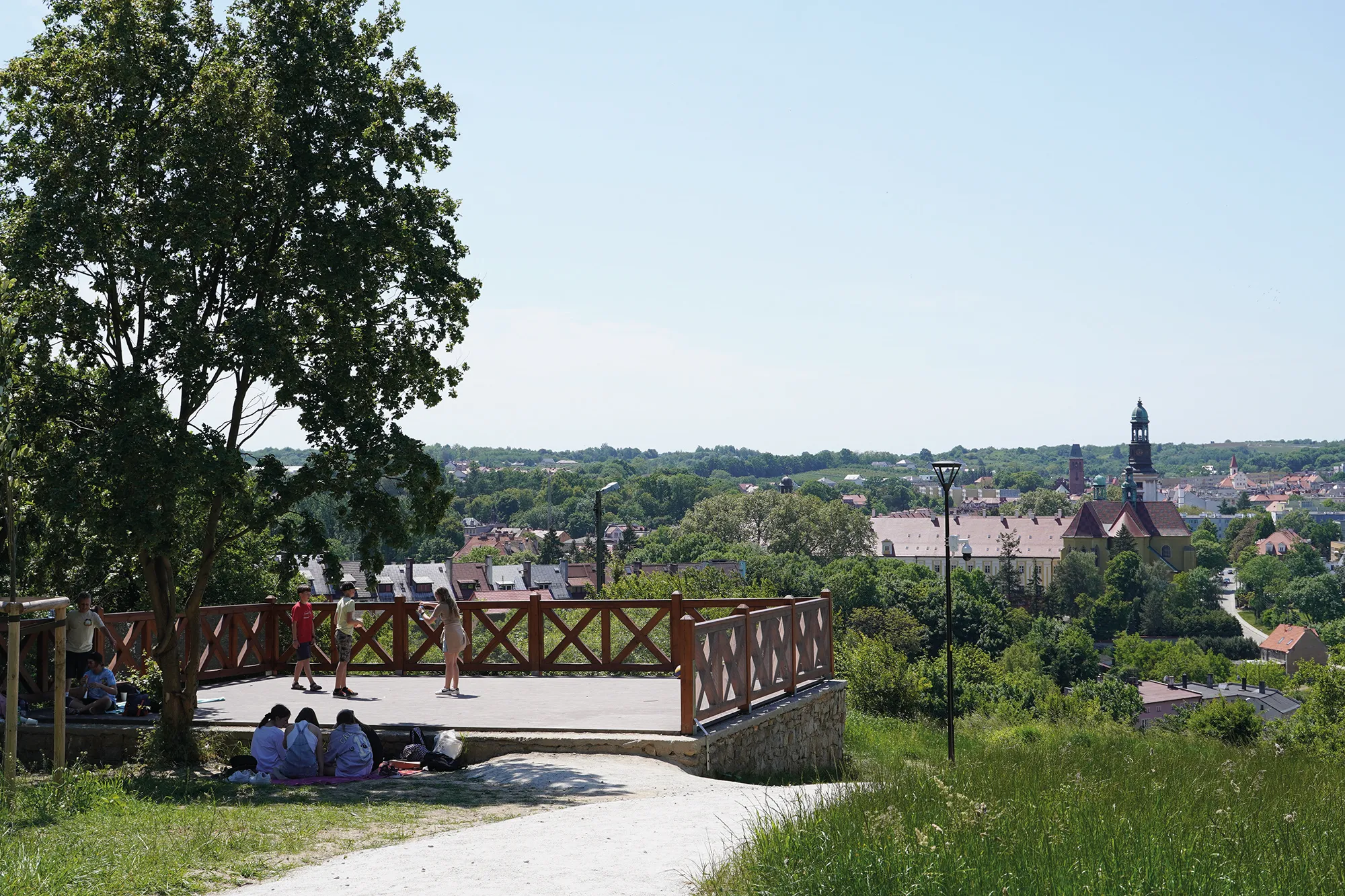 Letni widok na centrum Trzebnicy i klasztor z widocznym na pierwszym planie tarasem widokowym