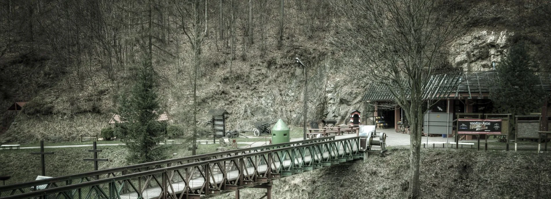 Widok na most Baleya prowadzący do Sztolni