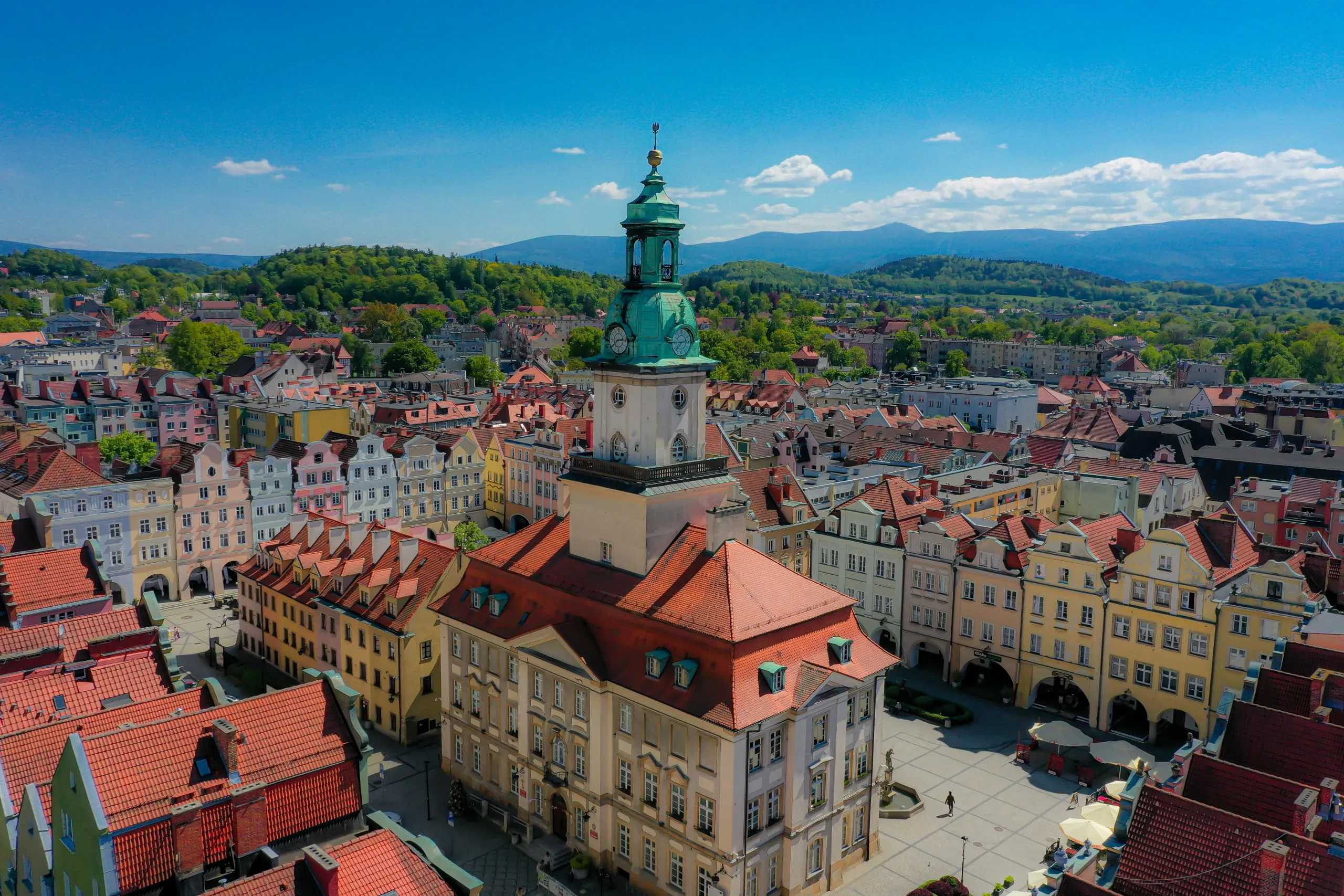 Zdjęcie z lotu ptaka na centrum Jeleniej Góry na tle błękitnego nieba