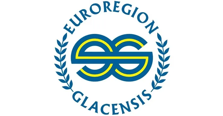 Logo z napisem Euroregion Glacensis w kształcie koła