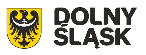 o lewej stronie znajduję się Herb Dolnego Śląska (czarny orzeł, na zółtym tle, z zaokrągloną przepaską w pasie, oraz małym krzyżem pośrodku przepaski), a po prawej jego stronie jest napis Dolny Śląsk, charakterystyczną czcionką
