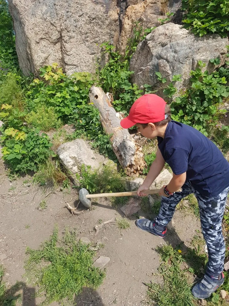 Chłopiec dokonuje wykopalisk