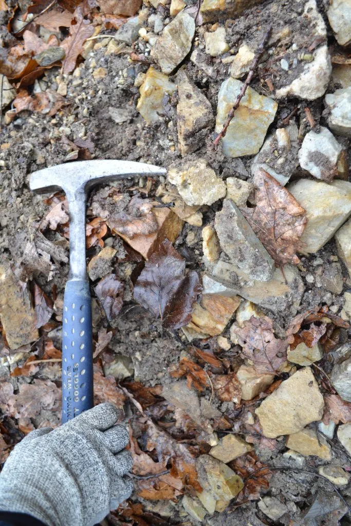 Młoteczek geologiczny na tle różnych skałek