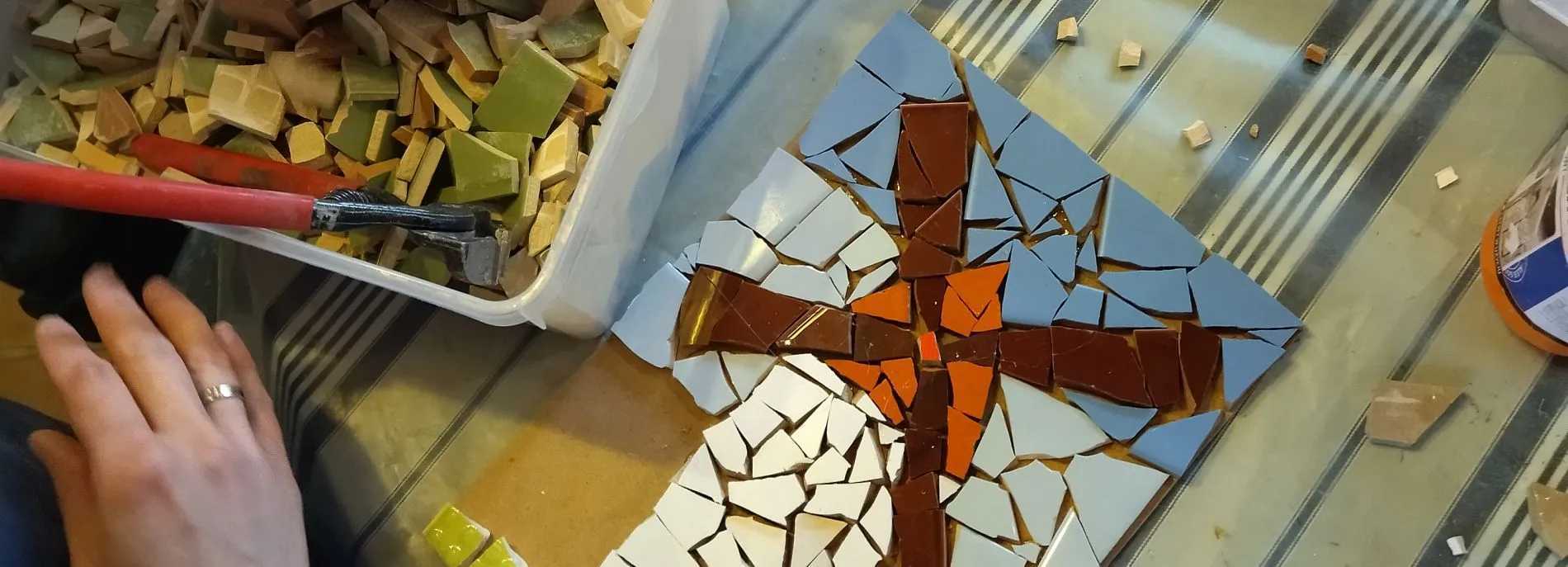 Mozaika w kształcie czerwonego krzyża na baiłym tle