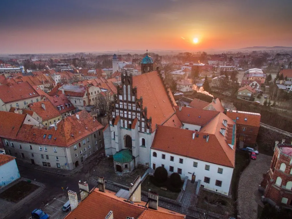 Zabytkowy budynek ratusza o wschodzie słońca- ze spadzistym dachem i czerwonymi dachówkami