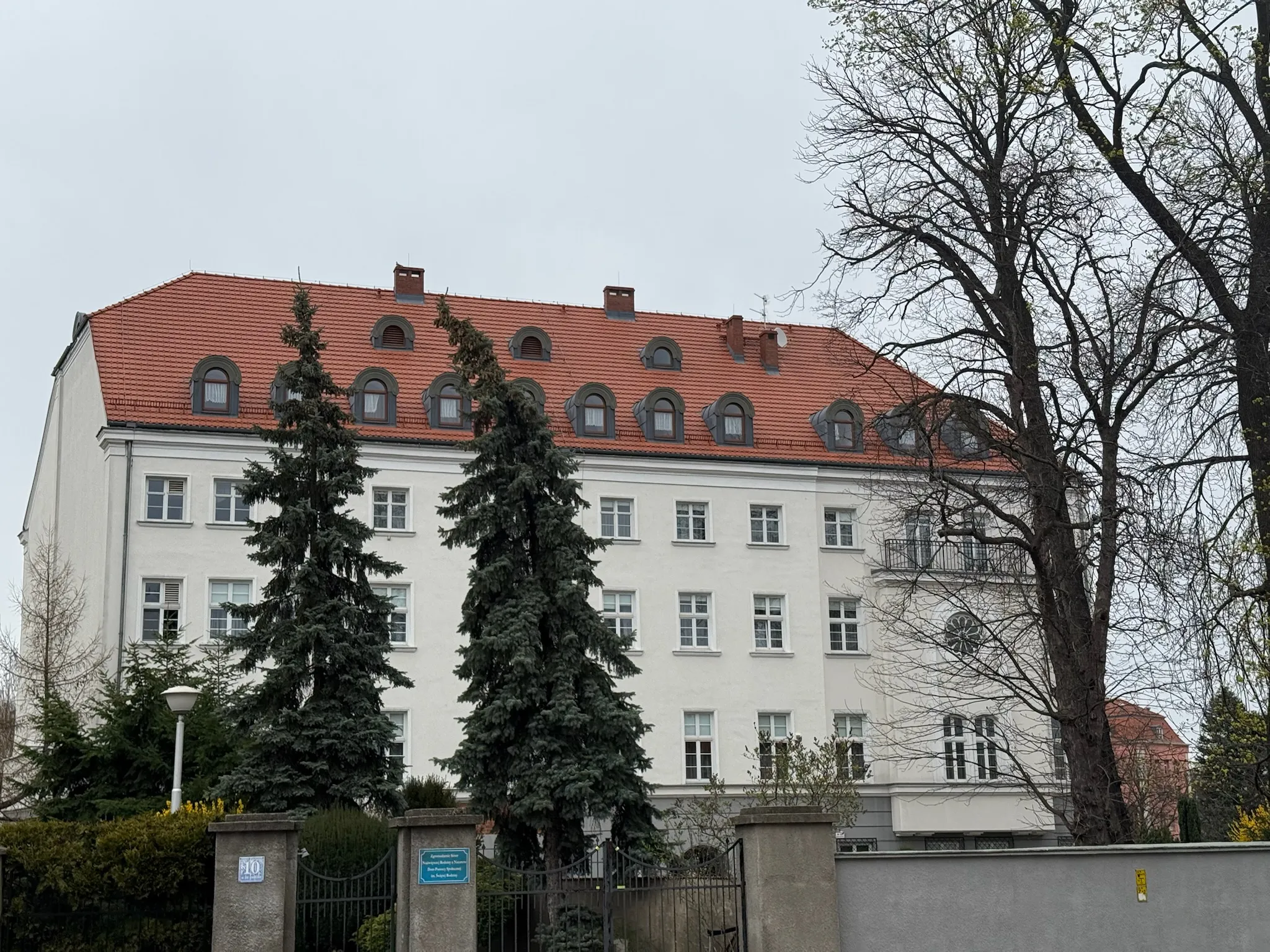 Zdjęcie przedstawia Dom Sióstr Notre Dame od głównego wejścia