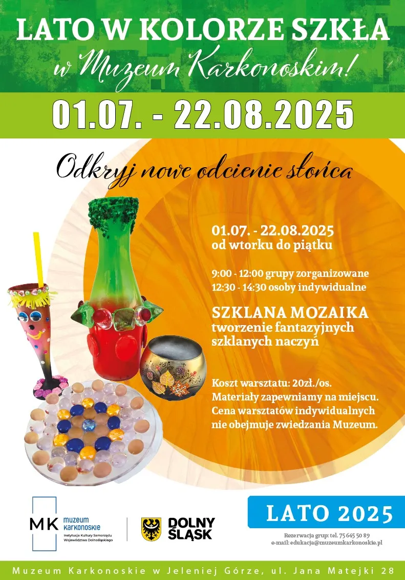 Plakat „Lato w kolorze szkła” zaprasza od 1 lipca do 22 sierpnia 2025 roku na wystawę szkła i warsztaty zdobnicze, ilustrowane barwnymi naczyniami i mozaiką.