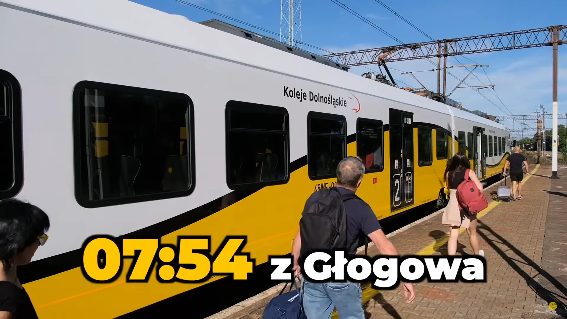 Pociąg Kolei Dolnośląskich stoi na torach w Głogowie