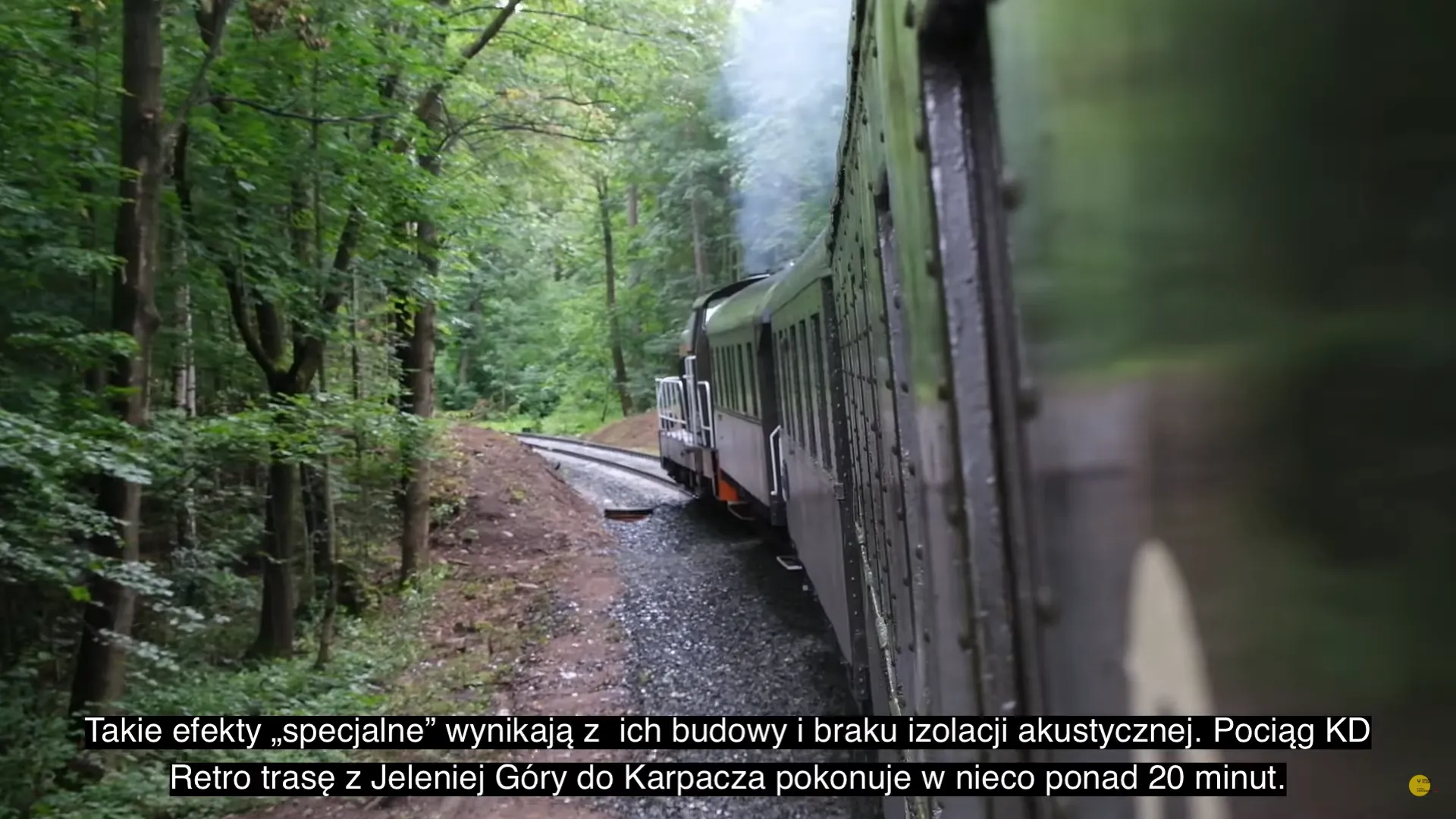 Kadr z kolejowego magazynu filmowego Odjazd. Odcinek dotyczący połączenia do Karpacza. Widoczna lokomotywa, para i dym