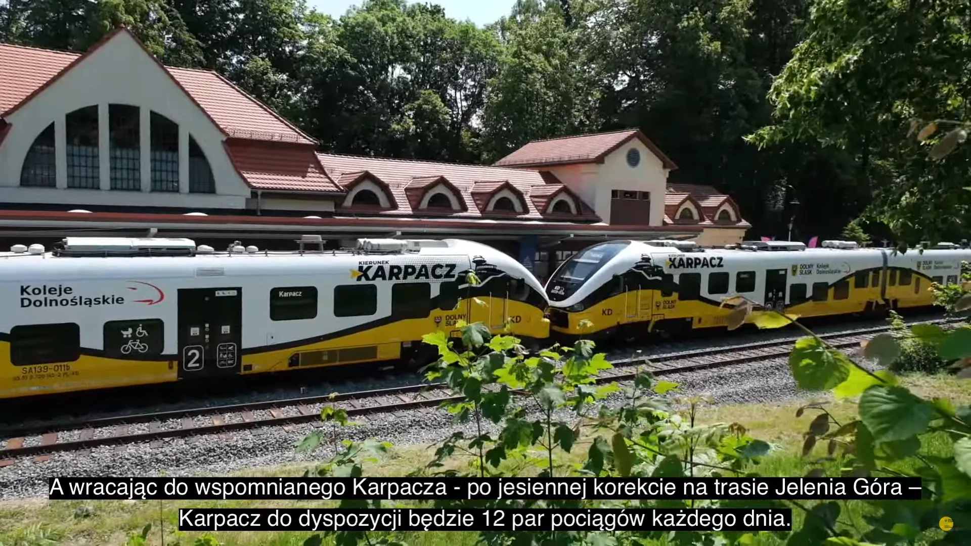 Widok na pociąg kolei dolnośląskich stojących na peronie w Karpaczu