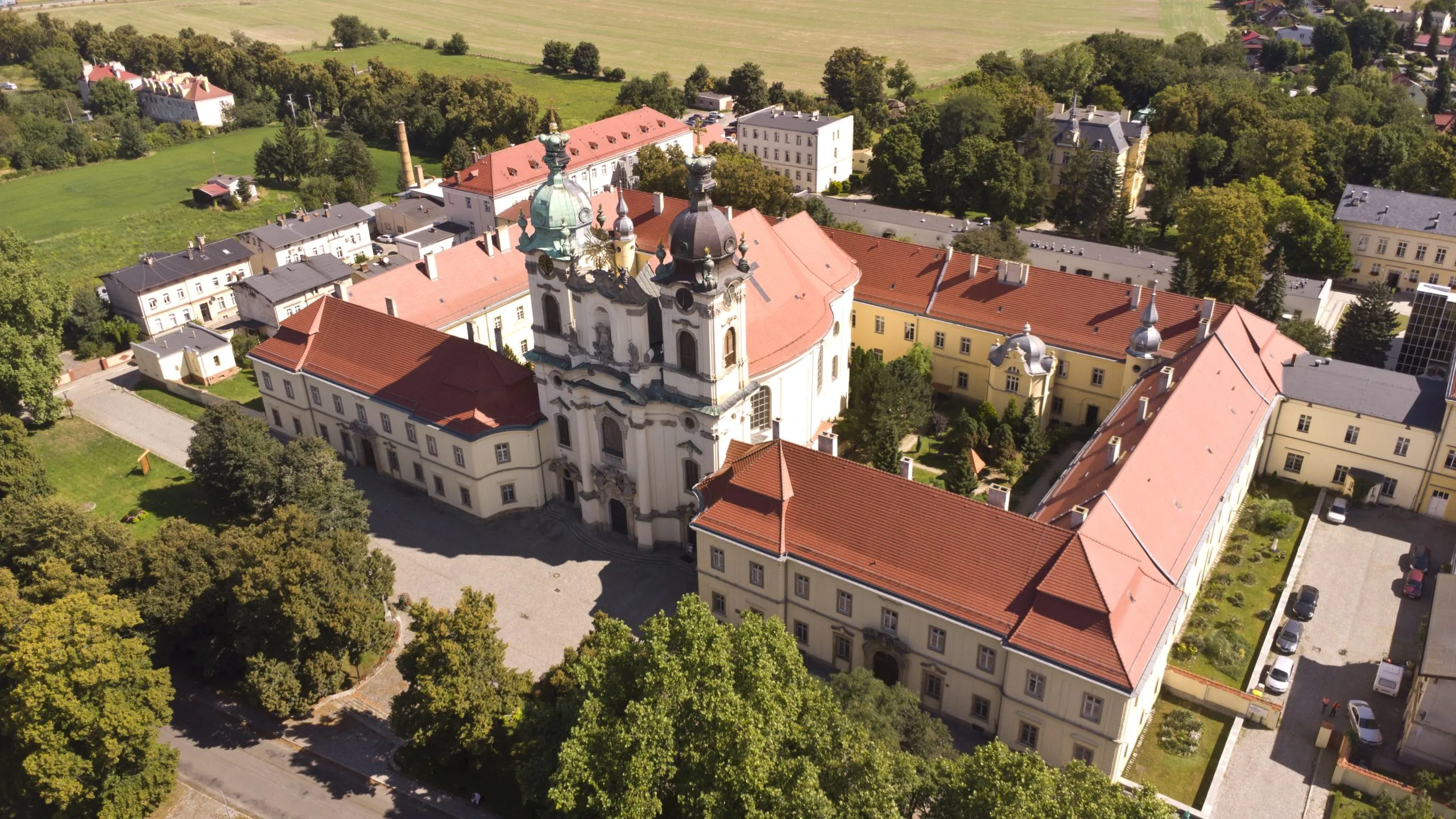 Bazylika w Legnickim Polu widoczna z wysokości