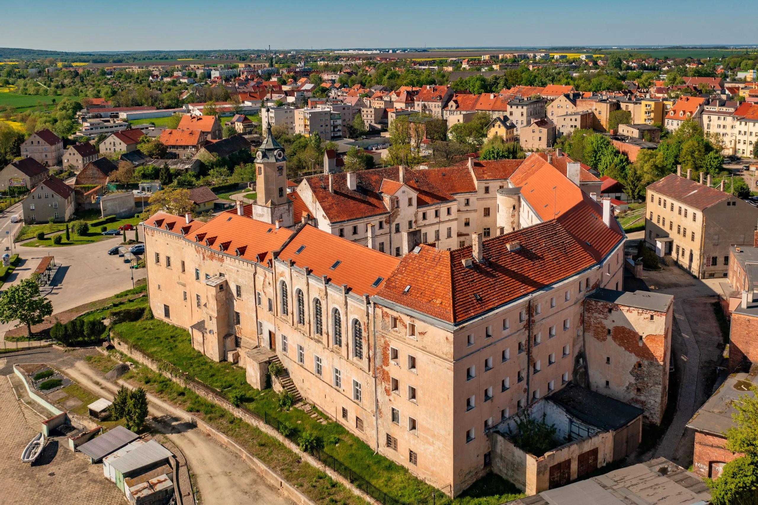Na zdjęciu Zamek Piastowski w Jaworze wygląda jak solidna, jasnokamienna twierdza z wysoką, prostokątną wieżą i równymi murami dominującymi nad otoczeniem.